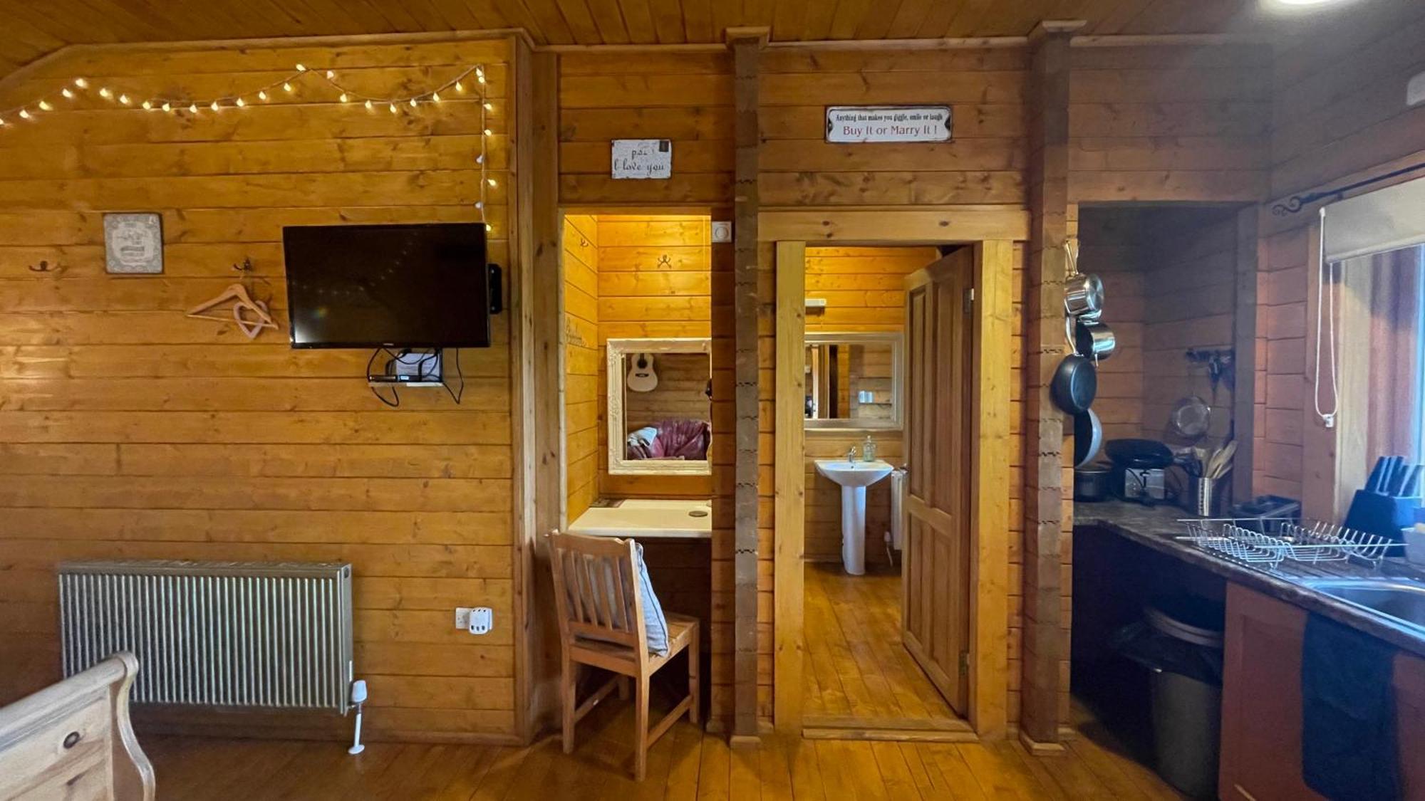Blossom Cabin - Little Log Cabin In Wales Newtown  Exterior foto