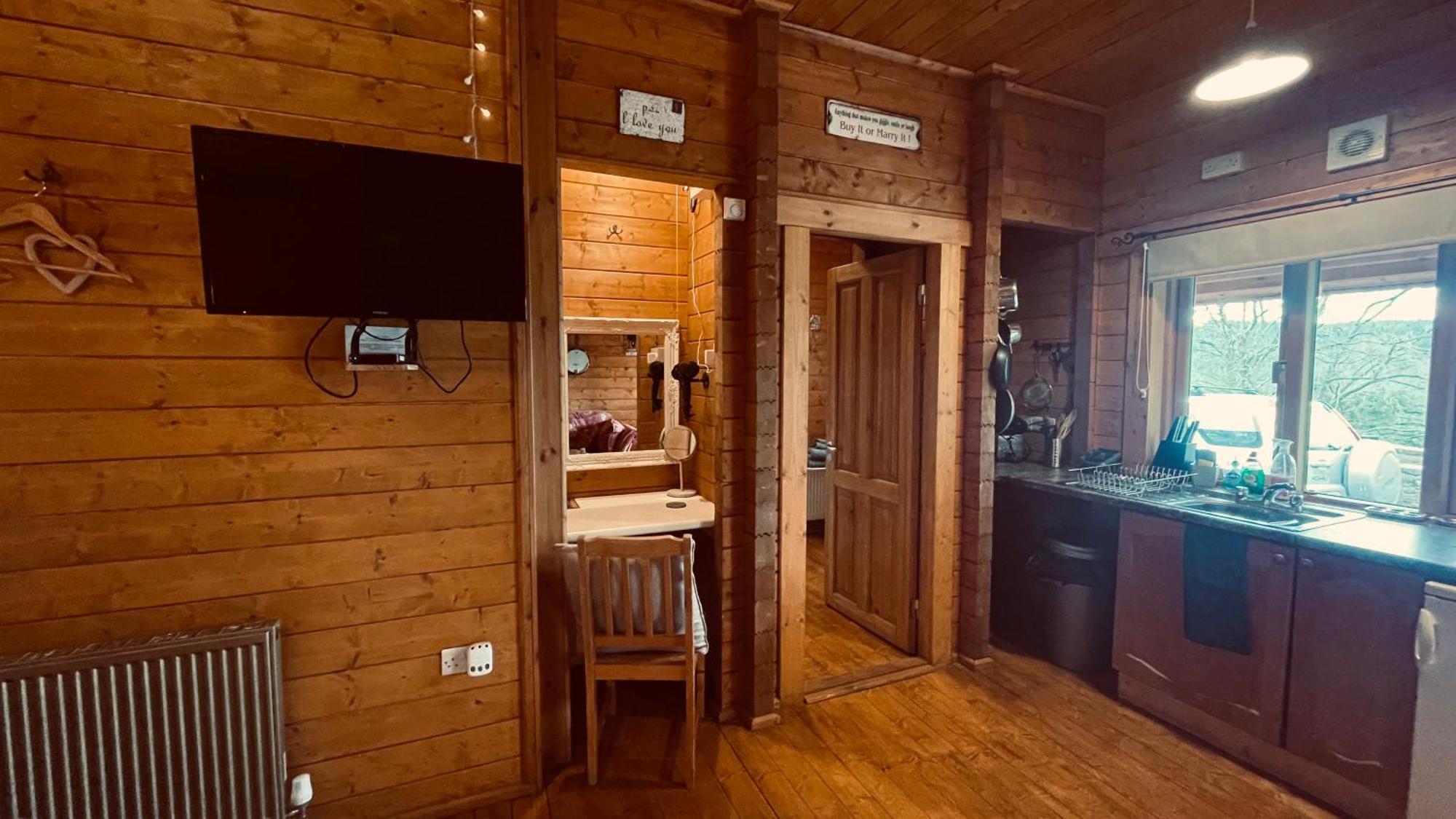 Blossom Cabin - Little Log Cabin In Wales Newtown  Exterior foto